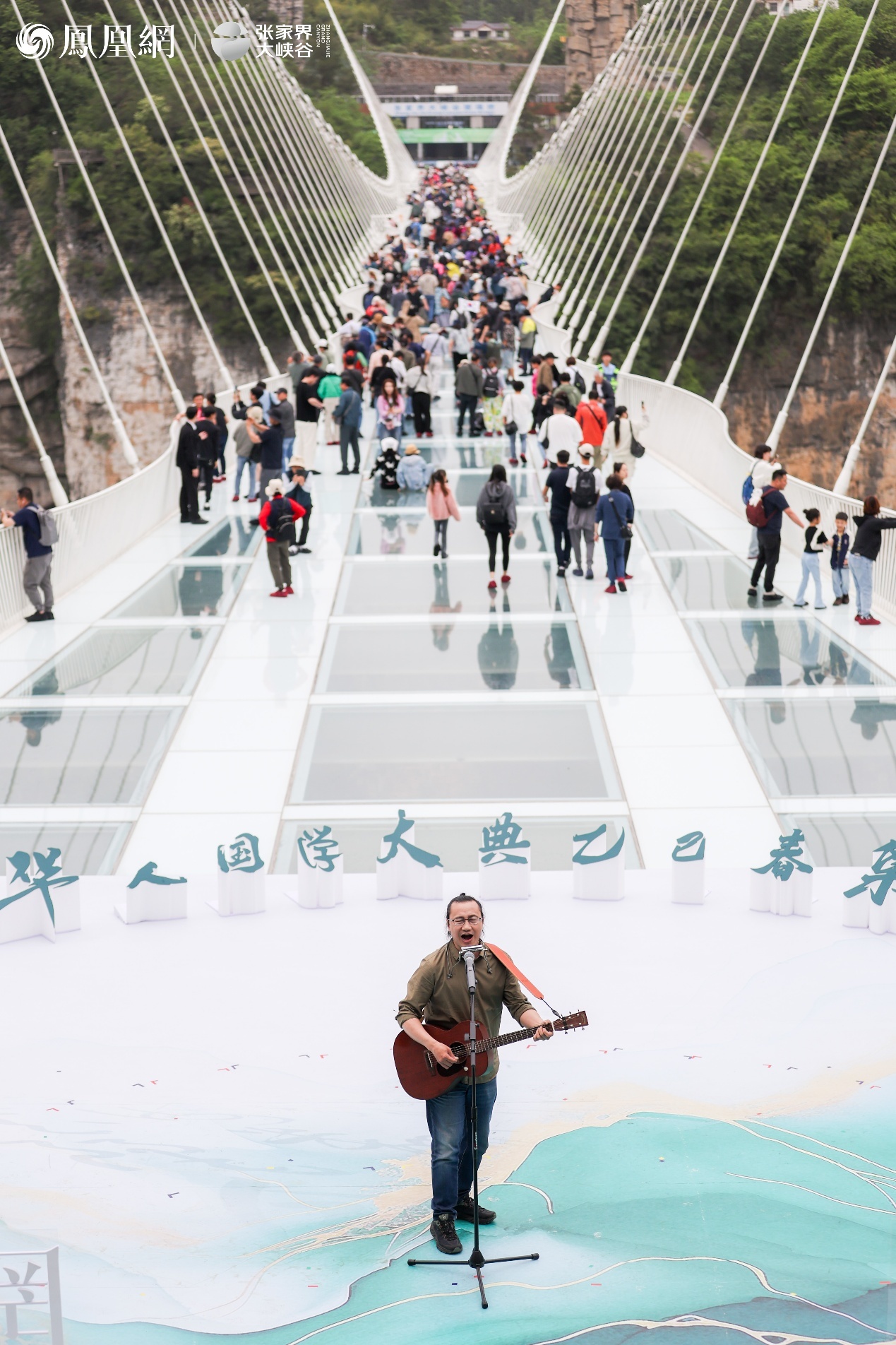 “摇滚博导”、中国科学院半导体研究所研究员、中国科学院大学教授陈涌海现场弹唱《将进酒》。