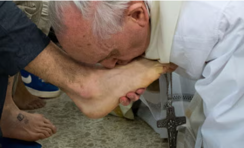 2013年,在罗马附近的卡萨尔德尔马尔莫青少年监狱的教堂,教皇方济各在弥撒期间亲吻了一名少年犯的脚。