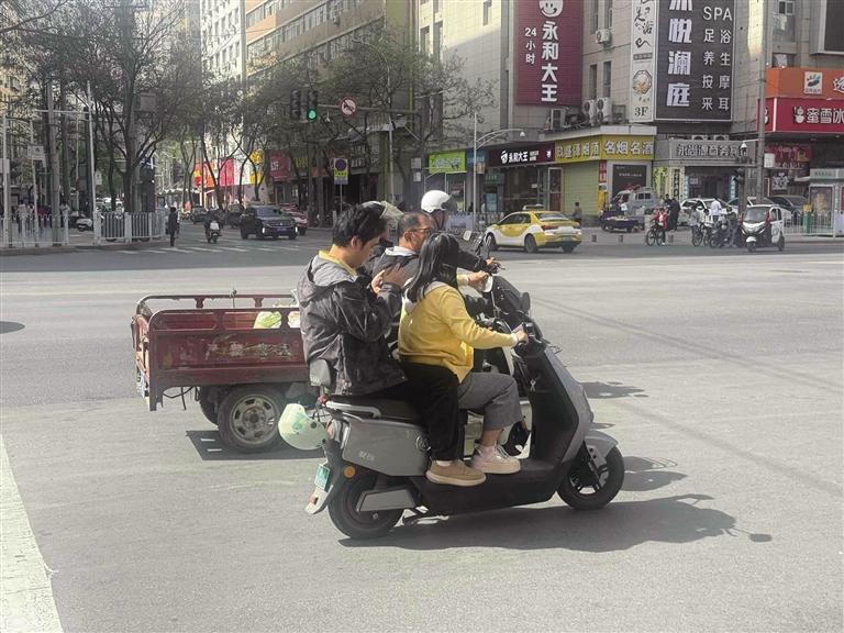 不佩戴头盔骑电动自行车