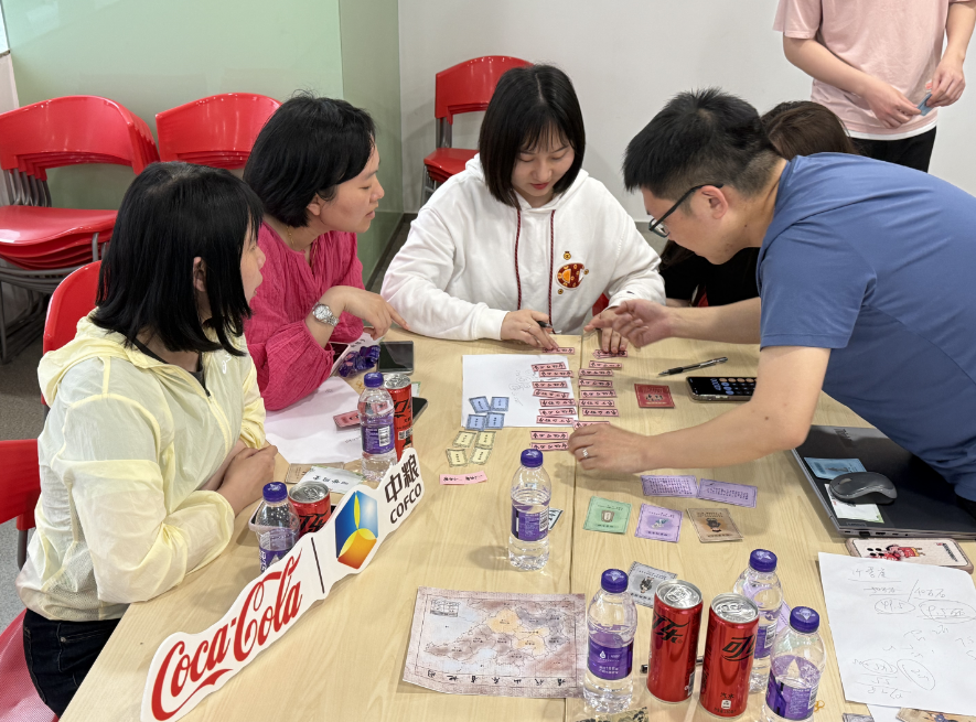 （图：员工分组活动现场）