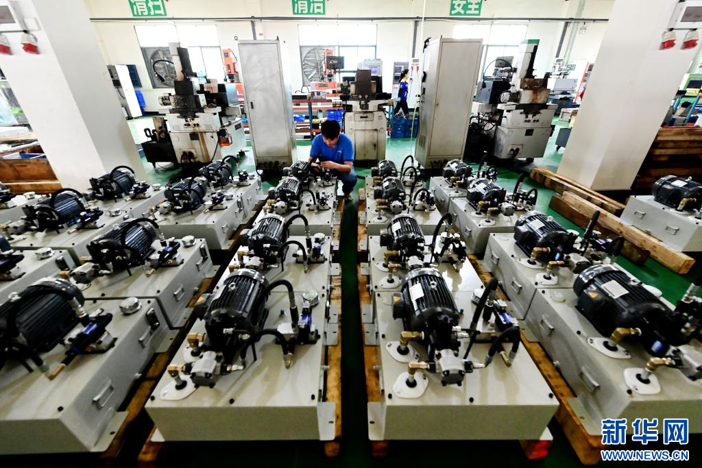 近日，在江西省宜春市萬載縣馬步鄉招商引進的銳騰模具制造企業，工作人員在車間檢驗訂單產品。新華網發 鄧龍華 攝