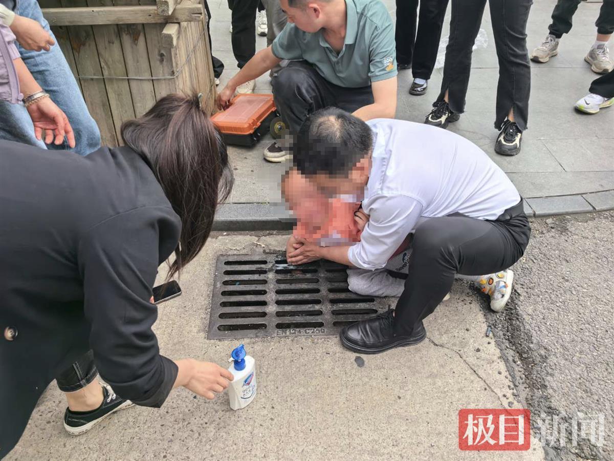 幼童为捡硬币手臂被卡排水沟盖板缝隙 消防员暖新葡萄娱乐平台心救援