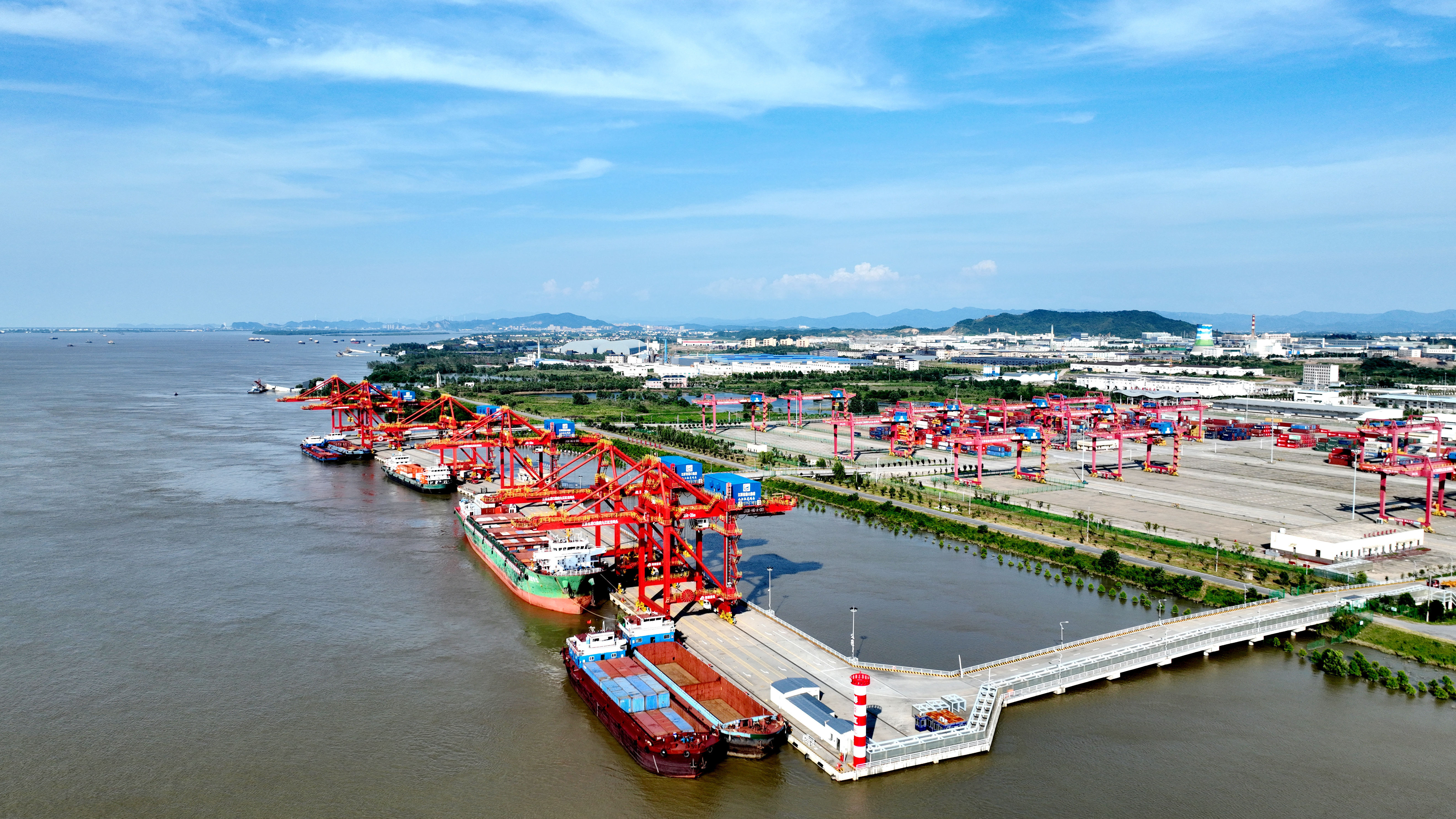 图为：位于江西九江市彭泽县的红光国际港，集装箱有条不紊作业。（彭泽县融媒体中心 供图）