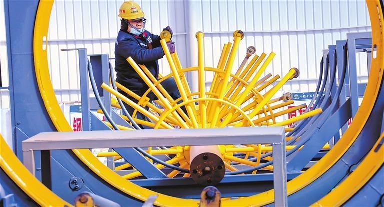 2月25日，在兰张三四线铁路武威至张掖段四标山丹境内工程建设现场，建设者正在安装调试设备。新甘肃&middot;甘肃日报通讯员　王将