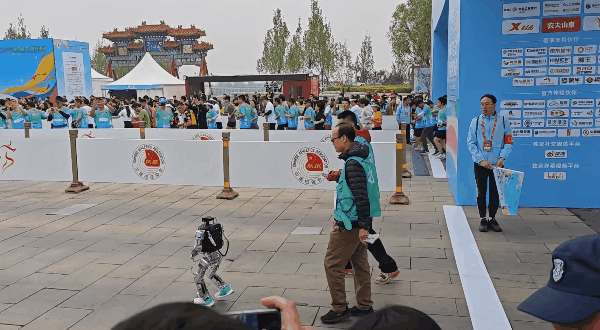 完赛率不到一半!机器人“跑远”难,首届马拉松有何意义?