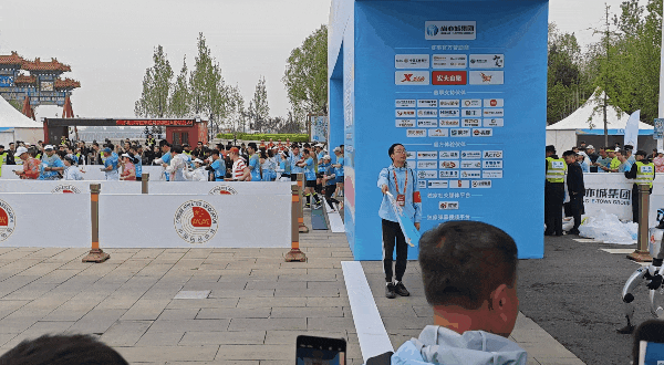 完赛率不到一半!机器人“跑远”难,首届马拉松有何意义?