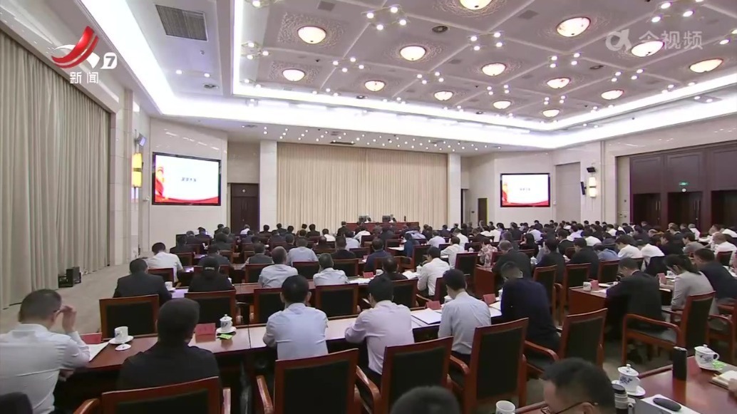 尹弘主持江西省委理论学习中心组集体学习
