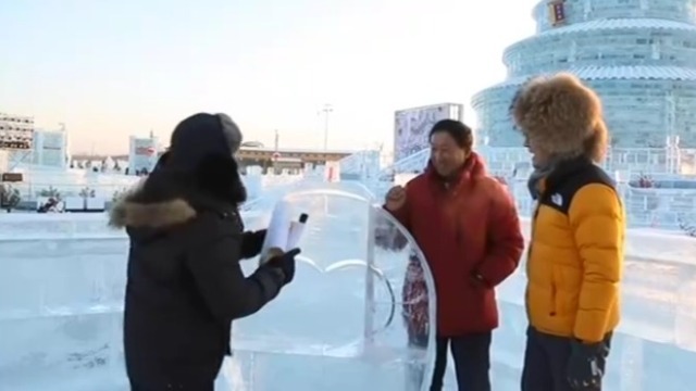 加纳小伙打卡哈尔滨冰雪奇观，亲自上手制作冰雕给女友送惊喜