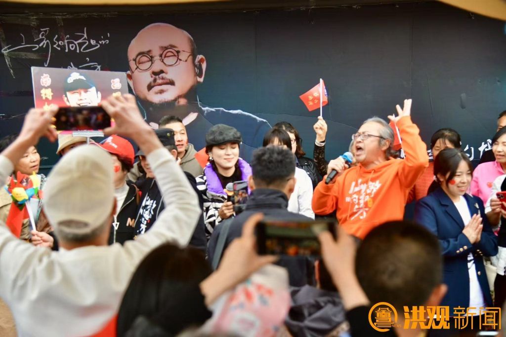 4月12日，刀郎“山歌唱响的地方”巡回演唱会南昌站，来自全国各地的歌迷在场馆外七个以刀郎专辑封面为主题的互动舞台前自发集结演唱。图/洪观新闻