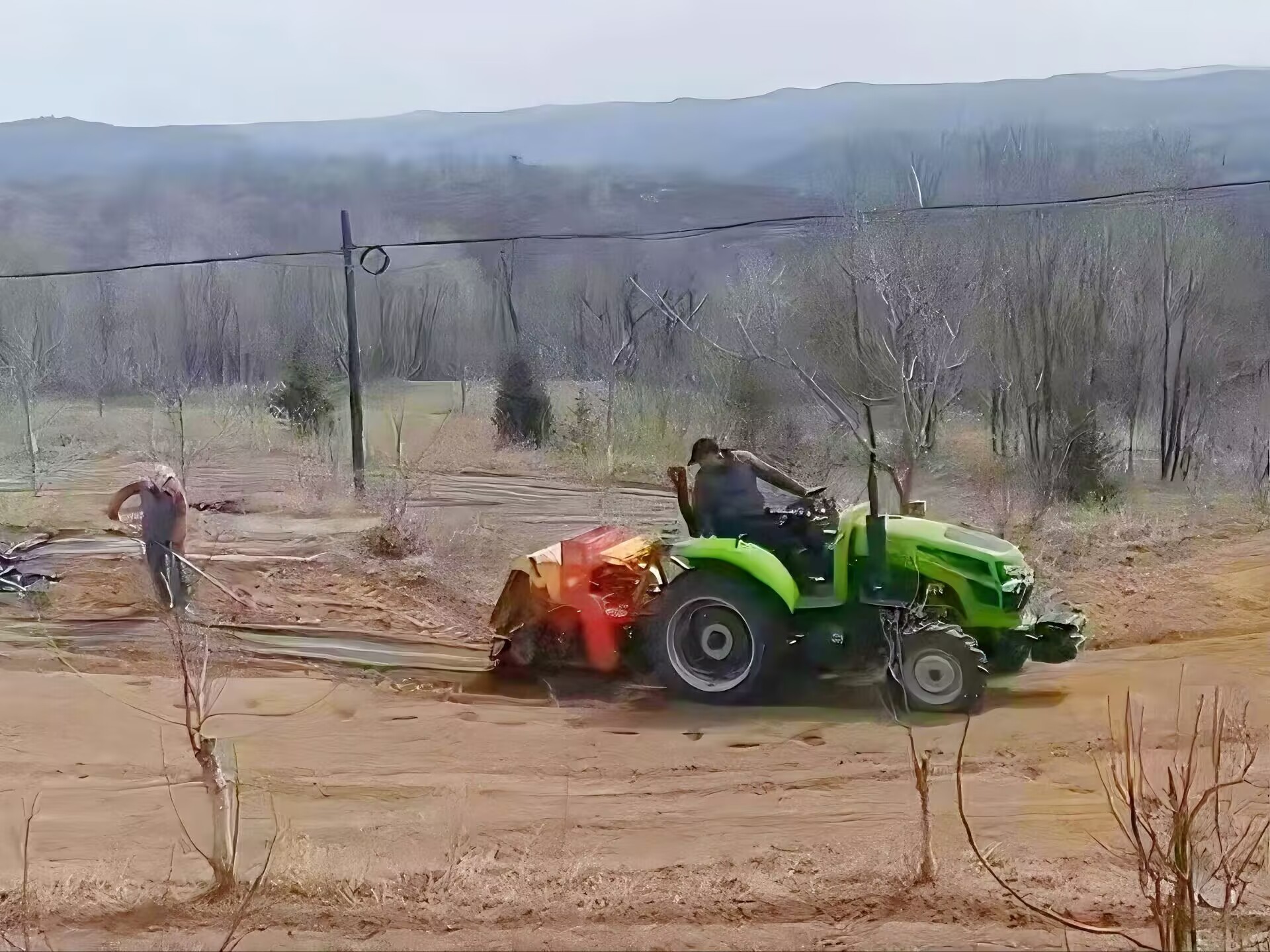 农资直通车送货到村　华亭田间地头铺上“银毯子”