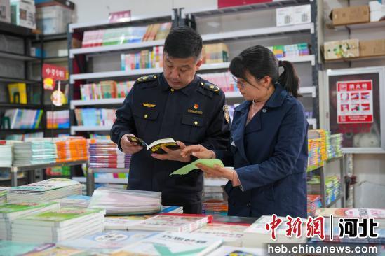 图为任丘市一书店，工作人员正在检查书籍。 韩慧峰 摄