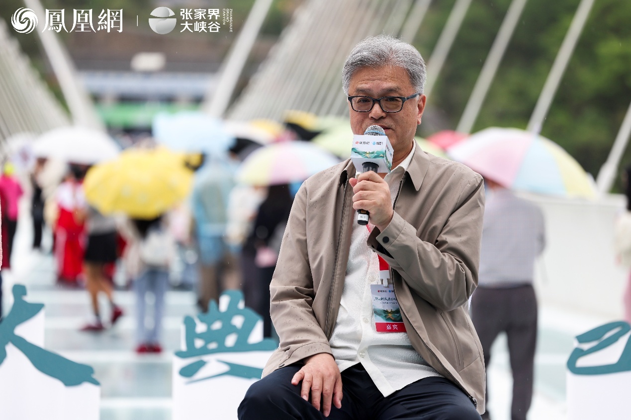 《诗刊》编委、《中华辞赋》总编辑、中华诗词学会副会长石厉在“华人国学大典乙巳春集”上分享。