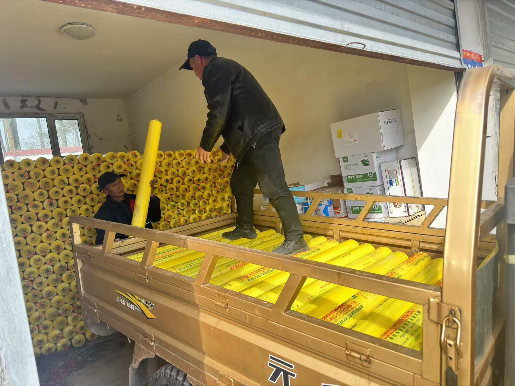 农资直通车送货到村　华亭田间地头铺上“银毯子”