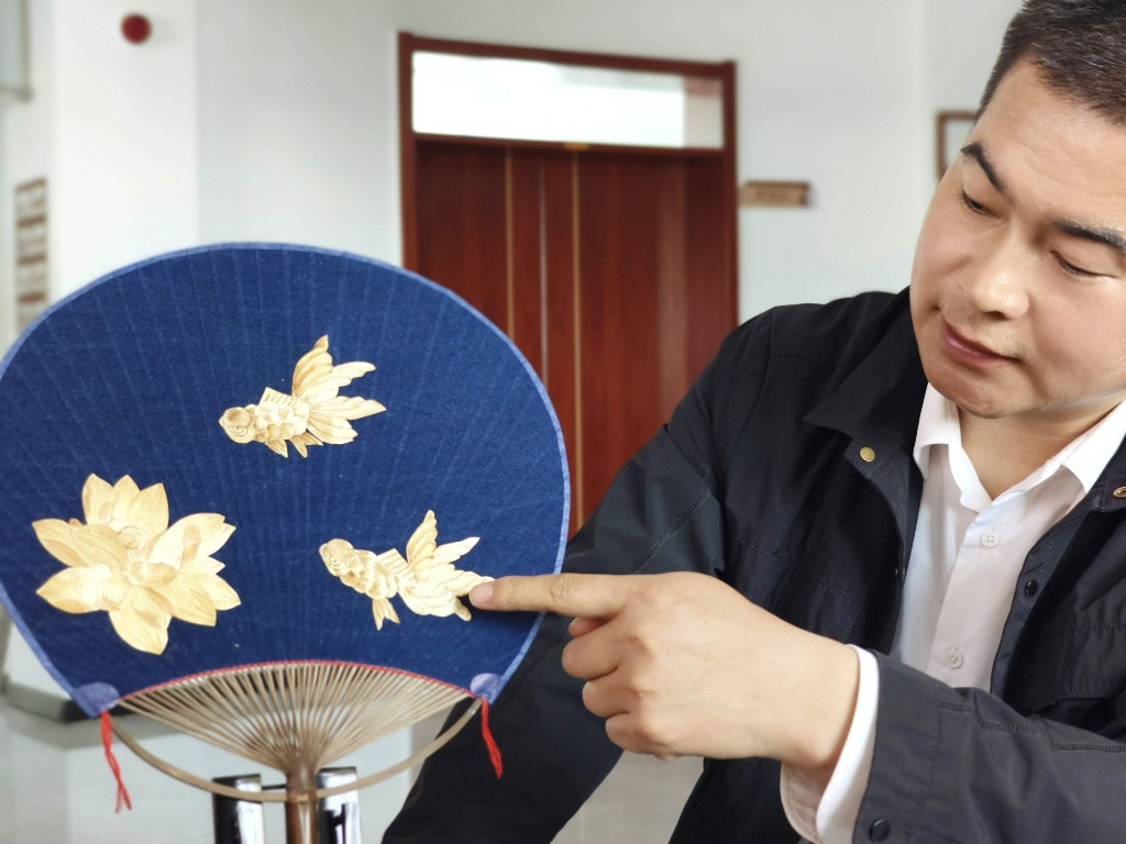 郭志虎和他的秸秆画