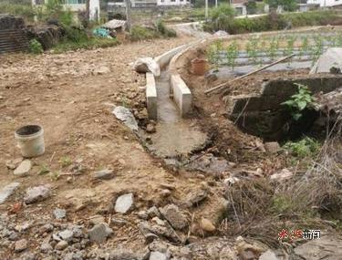 水渠里的水直接排在路上。(受访者供图)