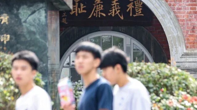 民进党染指校园！台湾民众绝望呐喊：政治对立正吞噬下一代未来