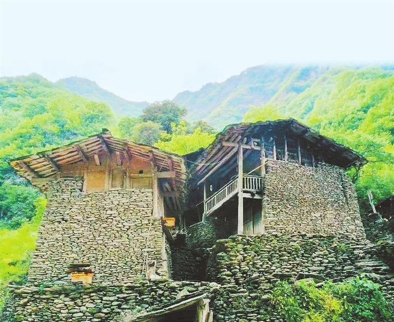 文县玉垒大山深处,巴巴沟隐匿山谷,垒石筑房。