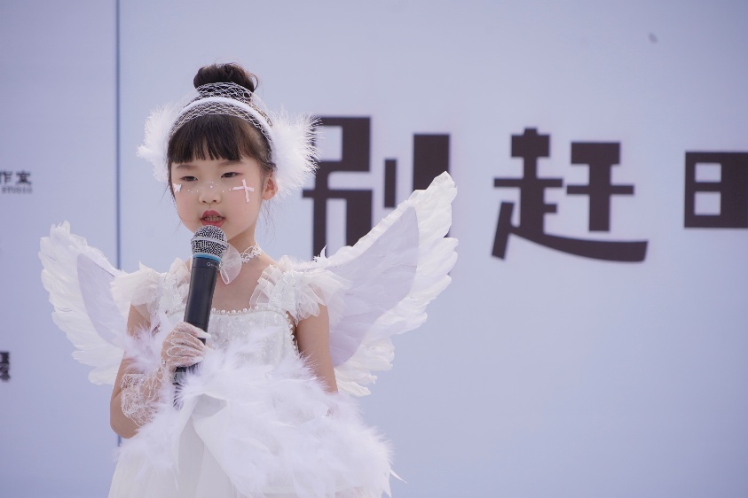 特稿·梁平｜南京江心洲“灯塔落日音乐会”，在江风浪涛的陪伴下远行