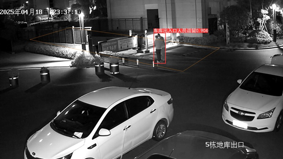 图为：合肥万科物业高第花园小区的“AI大脑”自动识别出夜间车库出入口人员逗留
