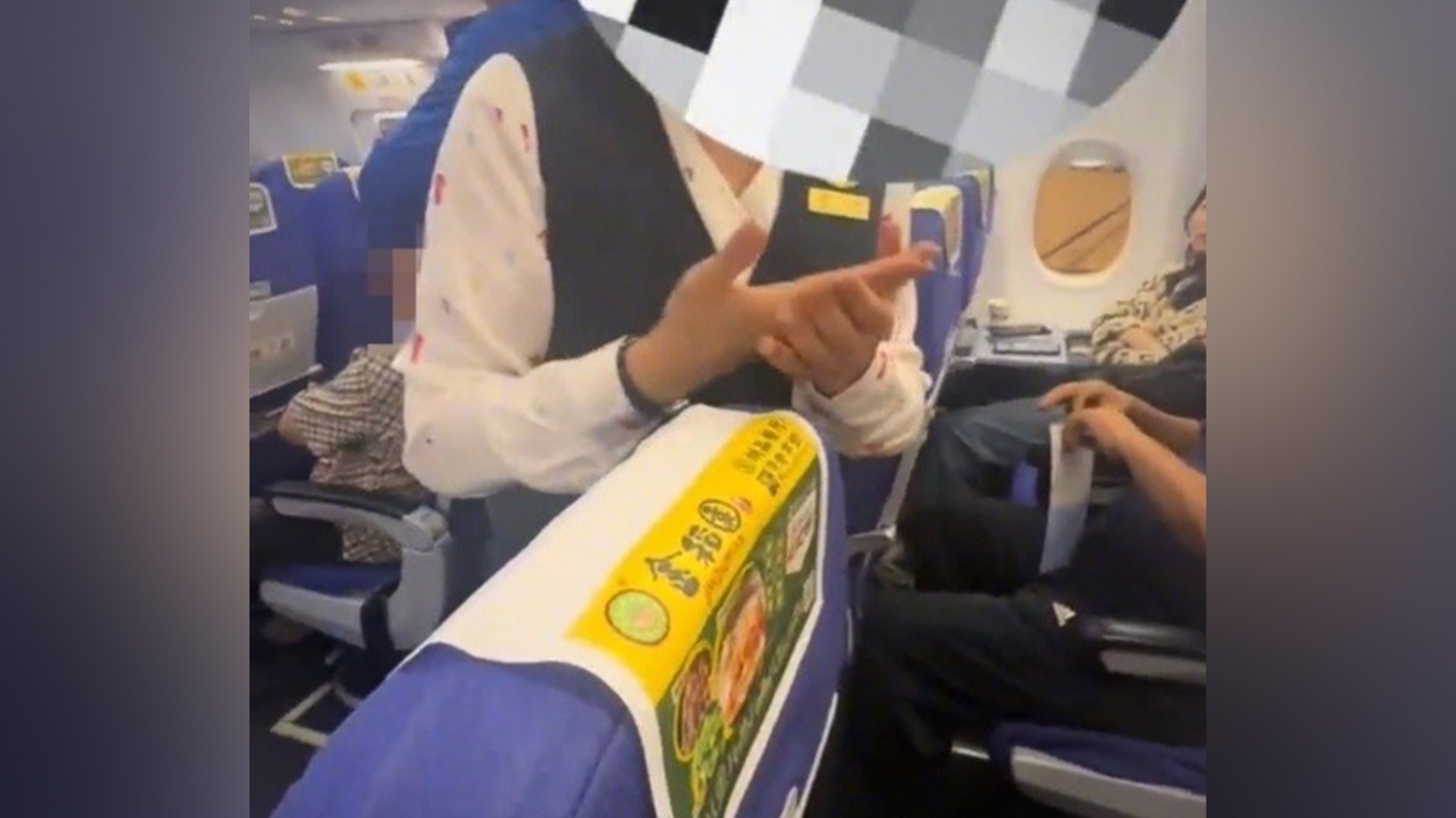 航班延误致乘客被关舱内8小时,深航:能否下机依据机场安排_凤凰网视频_凤凰网