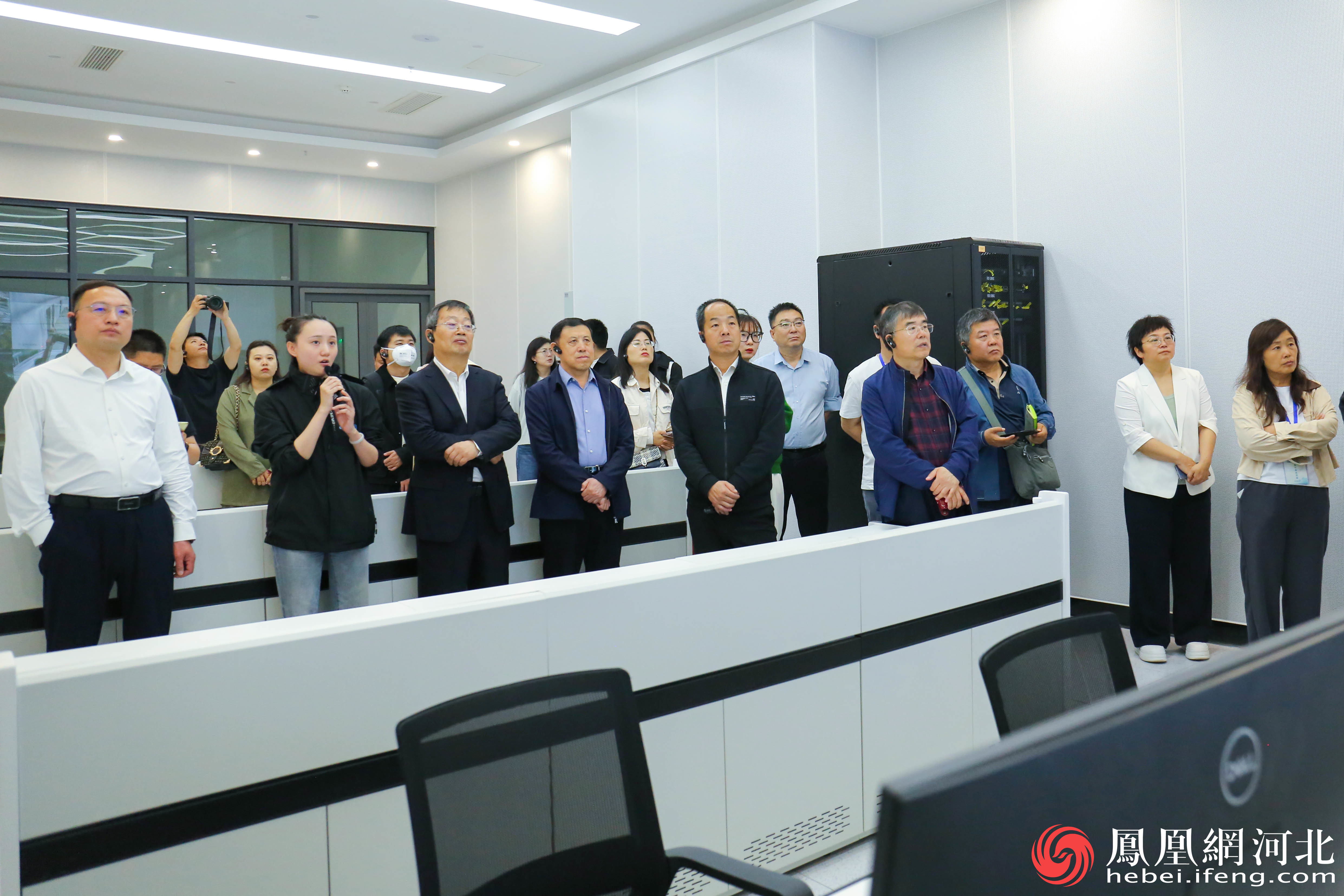 邢台智算产业园内，负责人正为记者们介绍相关信息