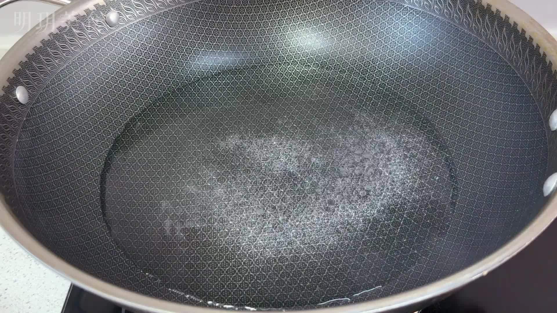 五星级大厨教我清水炒鸡蛋，不用放一滴油，滑嫩细腻，快失传了