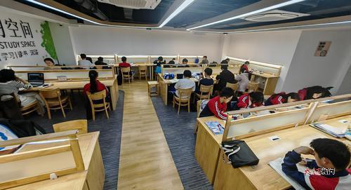 高中生结伴到孺子书房“晚自习”