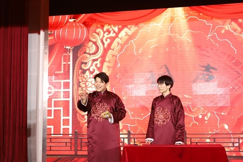 海尔学院学生表演相声《满腹经纶》