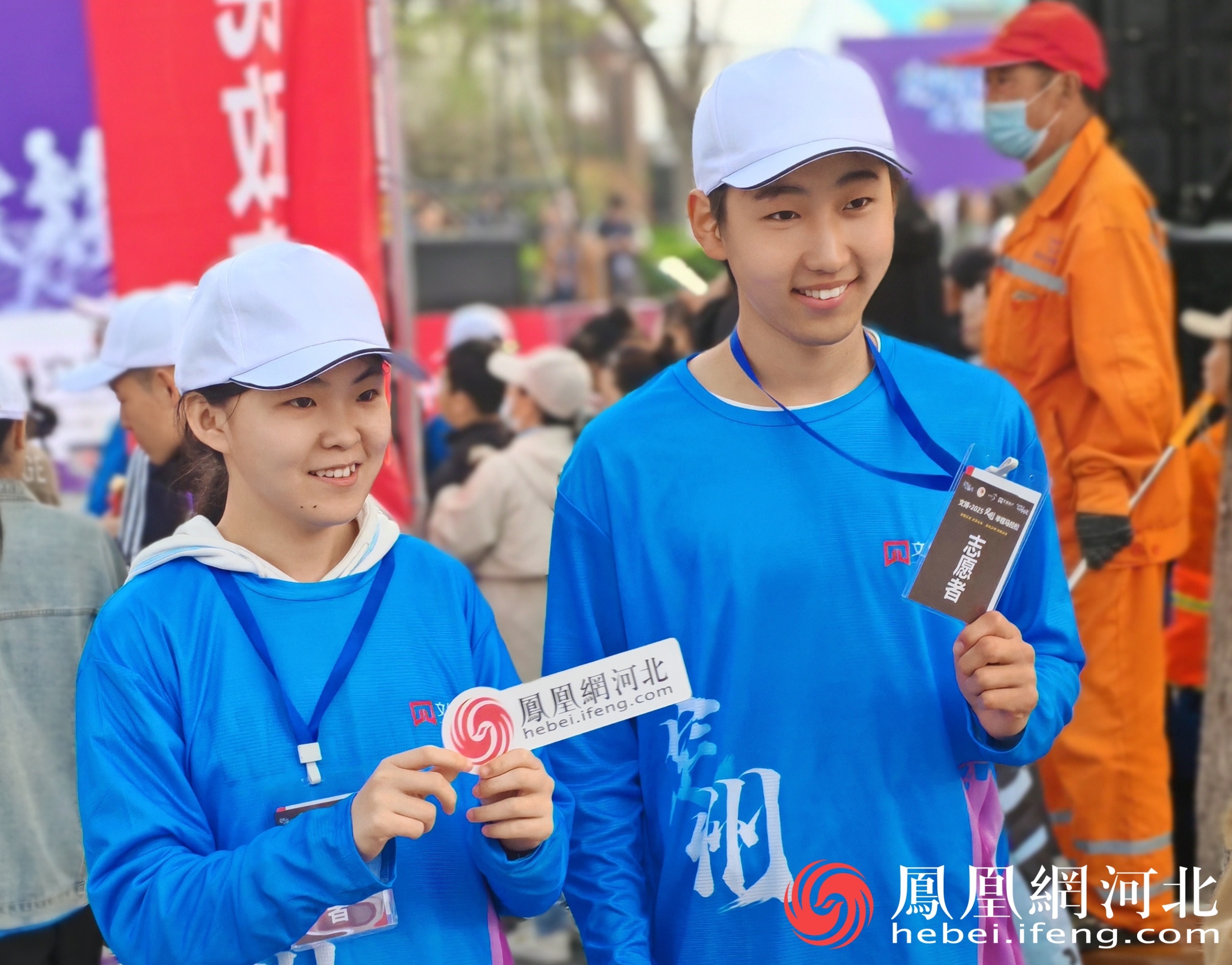 青年志愿者赵浩琳和杨佳旭