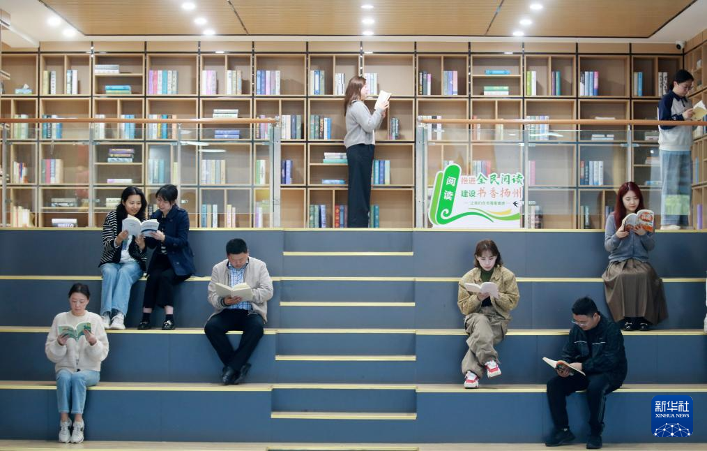 4月22日，市民在江苏省扬州市邗江区竹西社区书屋阅读。新华社发（孟德龙摄）