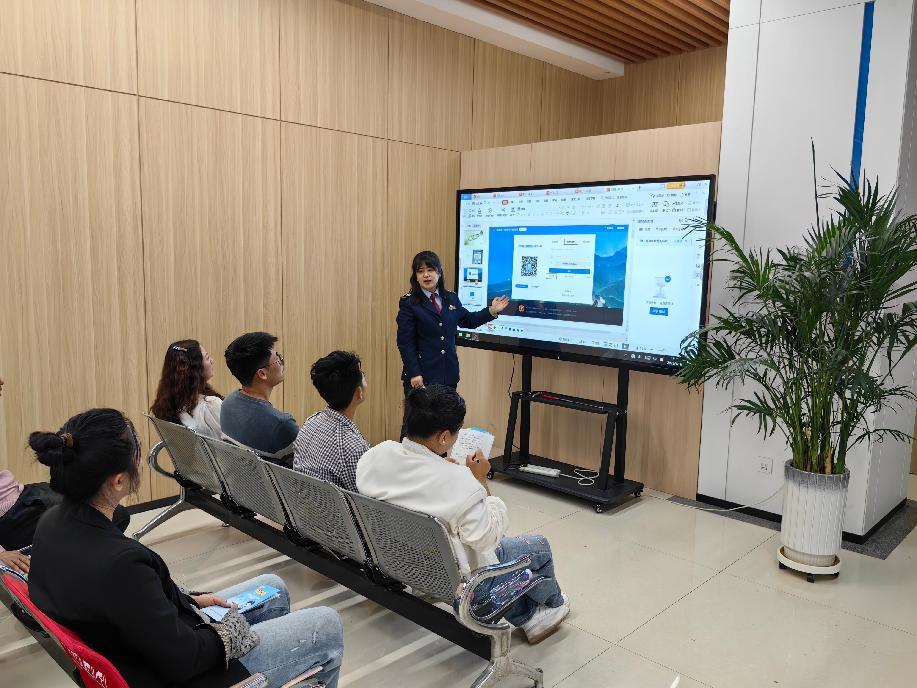 税惠专属礼包精准直达　华亭护航个体户这样“营”