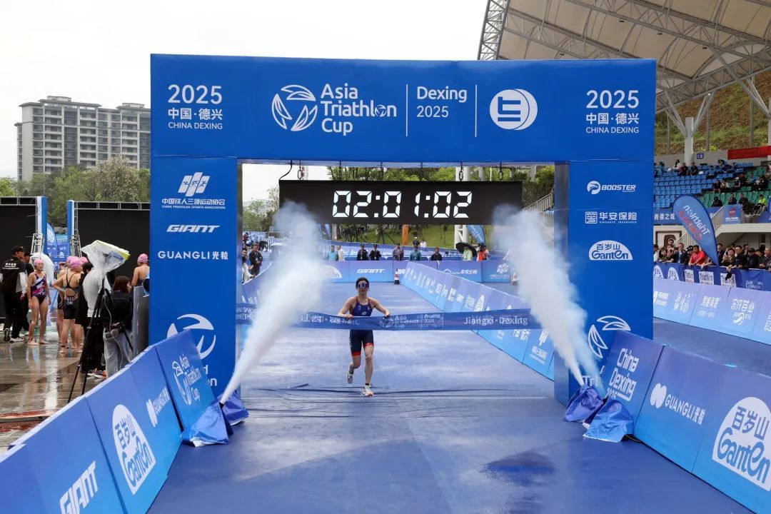 中国选手黄安琪夺得2025年江西德兴铁人三项亚洲杯赛女子优秀组冠军。胡坤明/摄