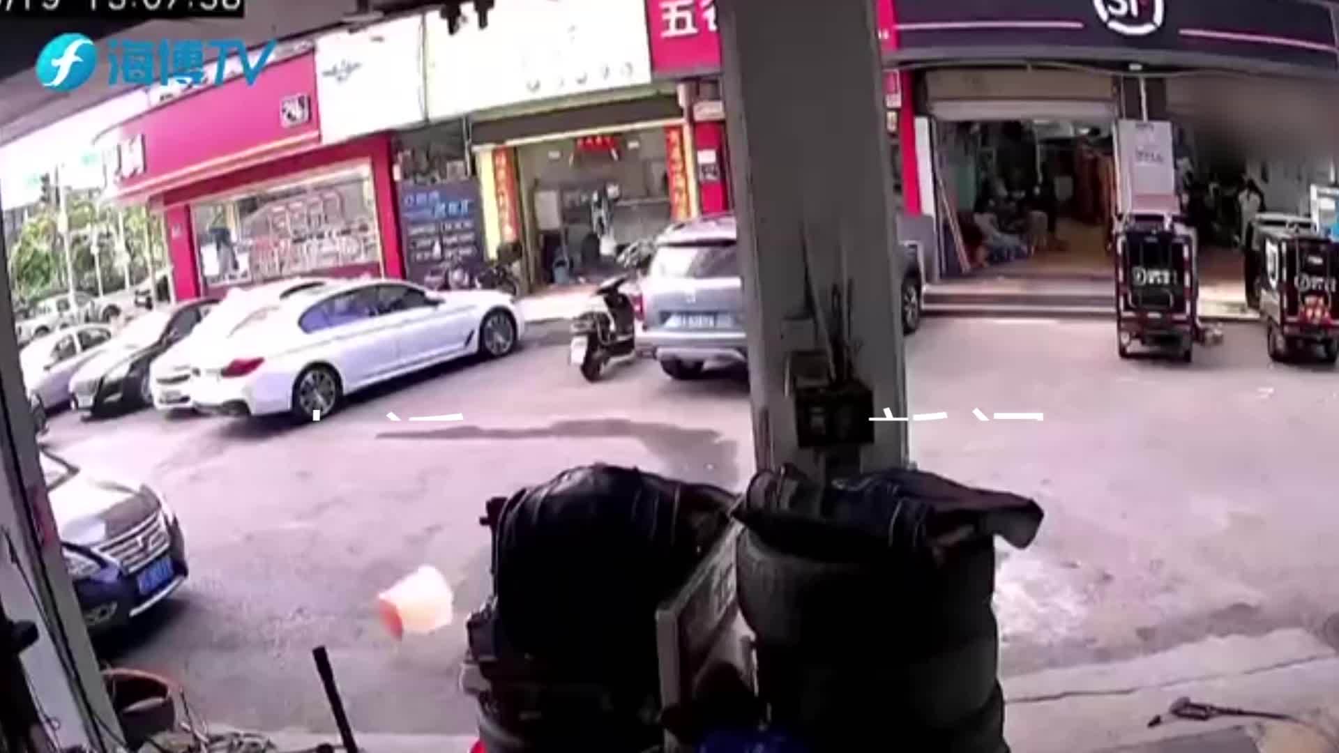 六分钟内扔三次？商户多次投诉高空抛物难解决，调解介入协商整改