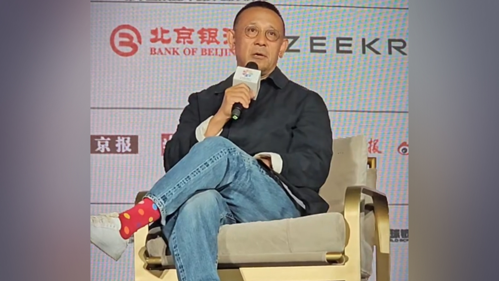 姜文：劝年轻人多用脑子少用手机