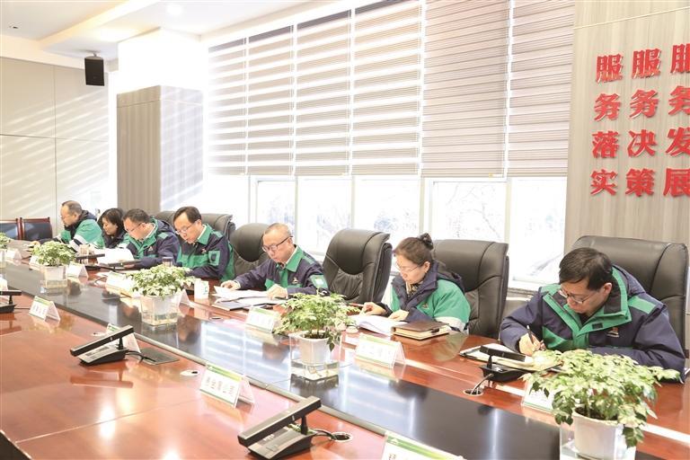 兰州金川科技园有限公司高级工程师曹笃盟与团队召开会议（右数第三为曹笃盟）