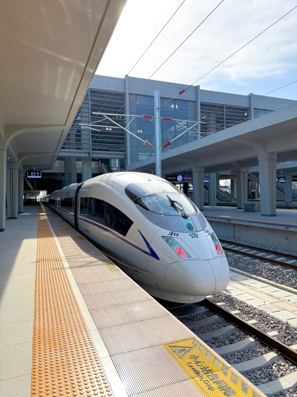 G4865次列车作为首发列车准备就绪,等待鸣笛启程。 丁敏航 摄