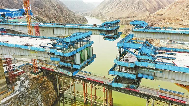 3月14日，G30连霍高速公路兰州清忠段什川黄河特大桥建设者们抢抓工期施工，确保大桥5月底全线贯通。新甘肃&middot;甘肃日报记者　丁凯