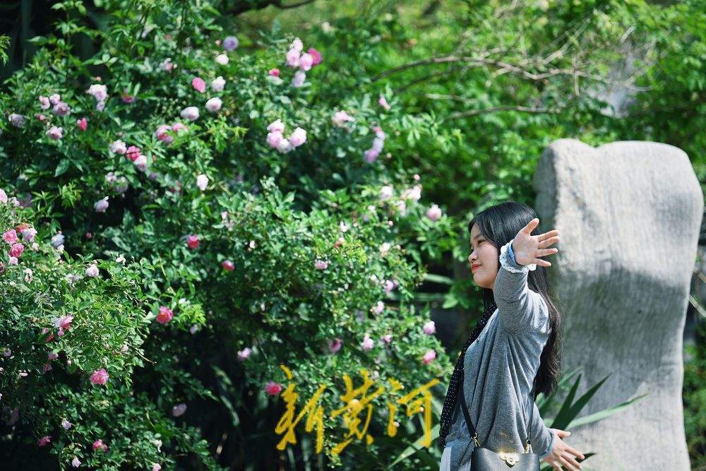 五龙潭泉畔川剧“变脸表演”吸眼球