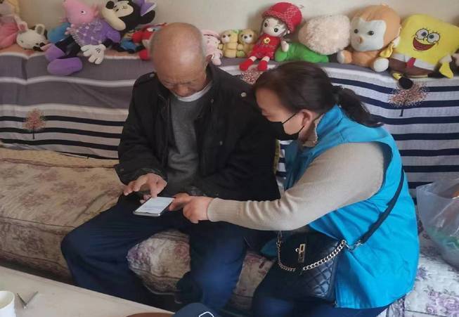 服务窗口搬进居民家中　华亭养老认证零距离