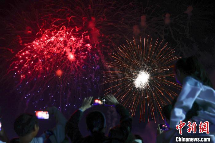 “中国烟花爆竹之乡”江西上栗举行春季创意主题焰火晚会(图)