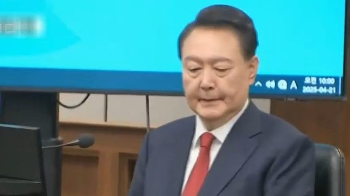 尹锡悦出庭受审画面首公开：身着深蓝西装、系红色领带坐在被告席