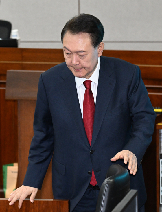 尹锡悦受审现场曝光:紧闭双唇,眼睛直视前方,没有看镜头