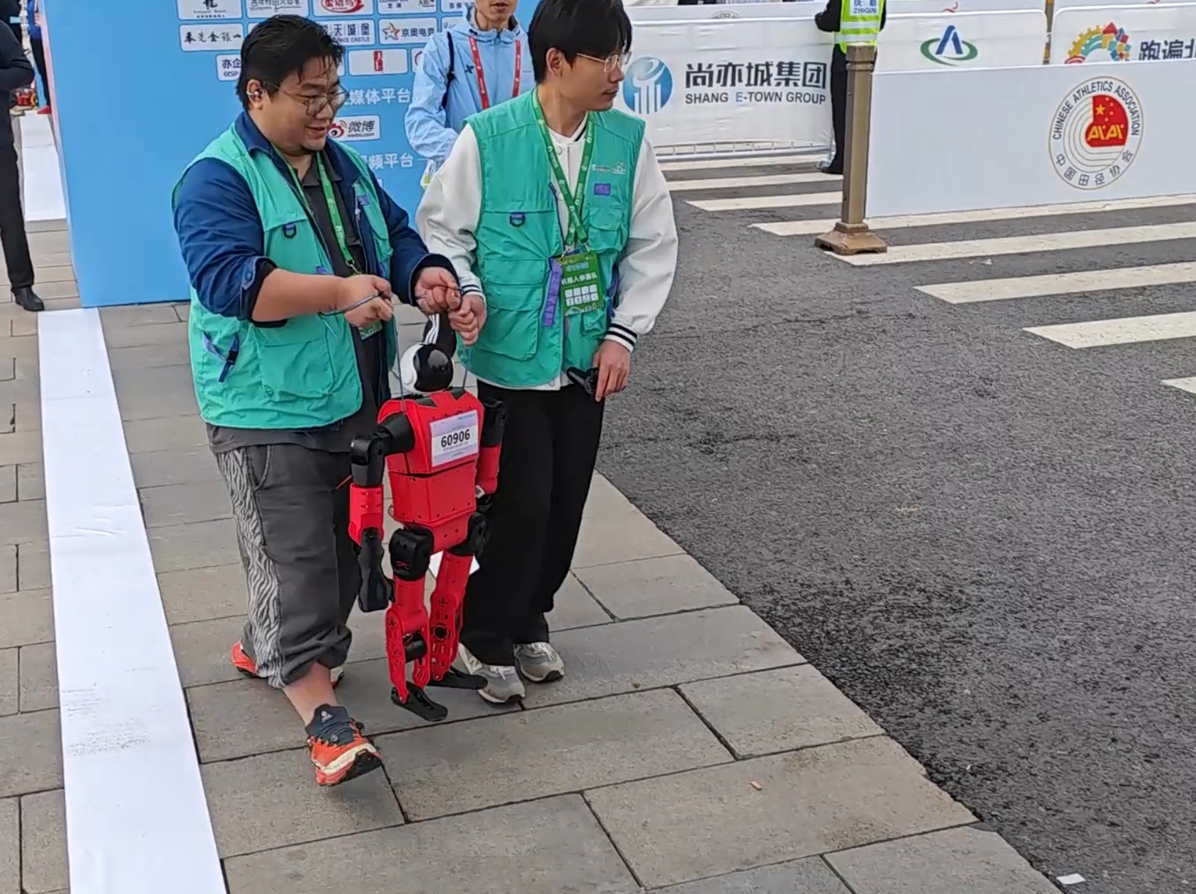 完赛率不到一半!机器人“跑远”难,首届马拉松有何意义?