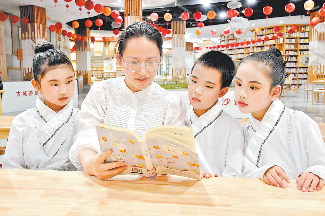 4月19日，南豐縣總工會聯合縣附屬小學在縣圖書館開展“書香潤童心閱讀伴成長”親子閱讀活動。圖為學生與家長共同閱讀的場景。袁榮生 攝