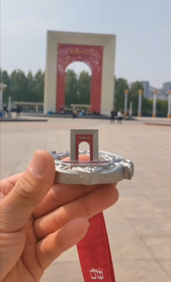 图：保马完赛选手展示奖牌巧思，能折起来的“京畿之门”