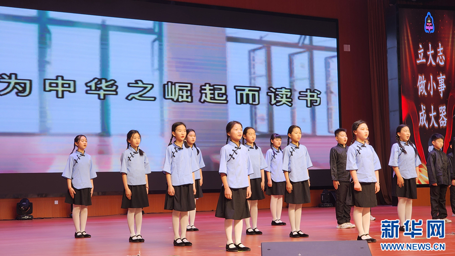 4月18日，在南阳市第二完全学校，孩子们正在表演以读书为主题的情景剧。