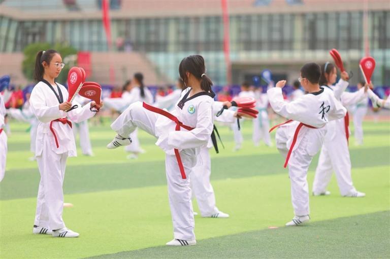 学生展示特色体育运动项目