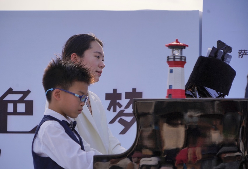 张家源小朋友和沙正君老师合作演奏