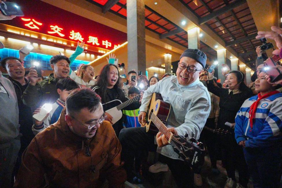 日照独具韵味的 “时光巴士”，汇聚了众多对音乐饱含热忱的乘客 。薄林 摄