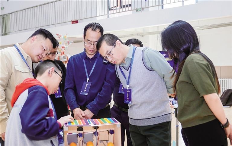 孩子们展示自己的作品